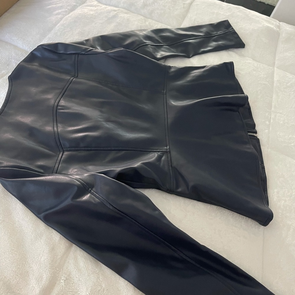 Leather jacket - Picture 9 of 9